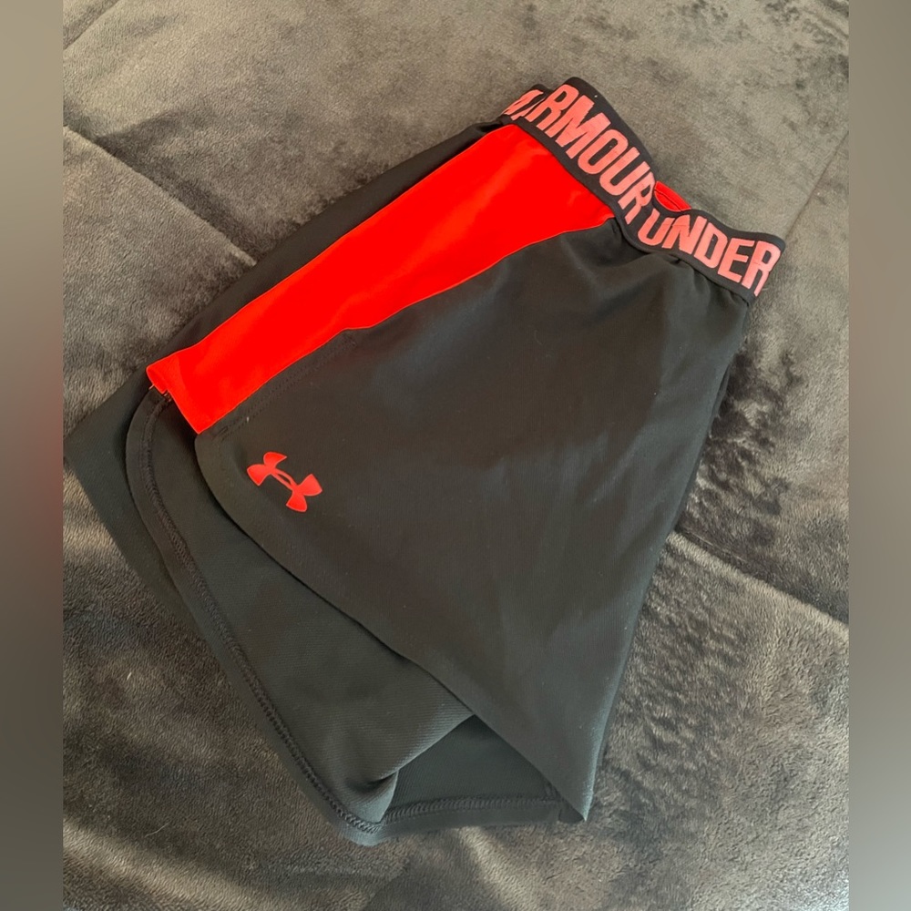 Never worn Under Armor shorts very cute !